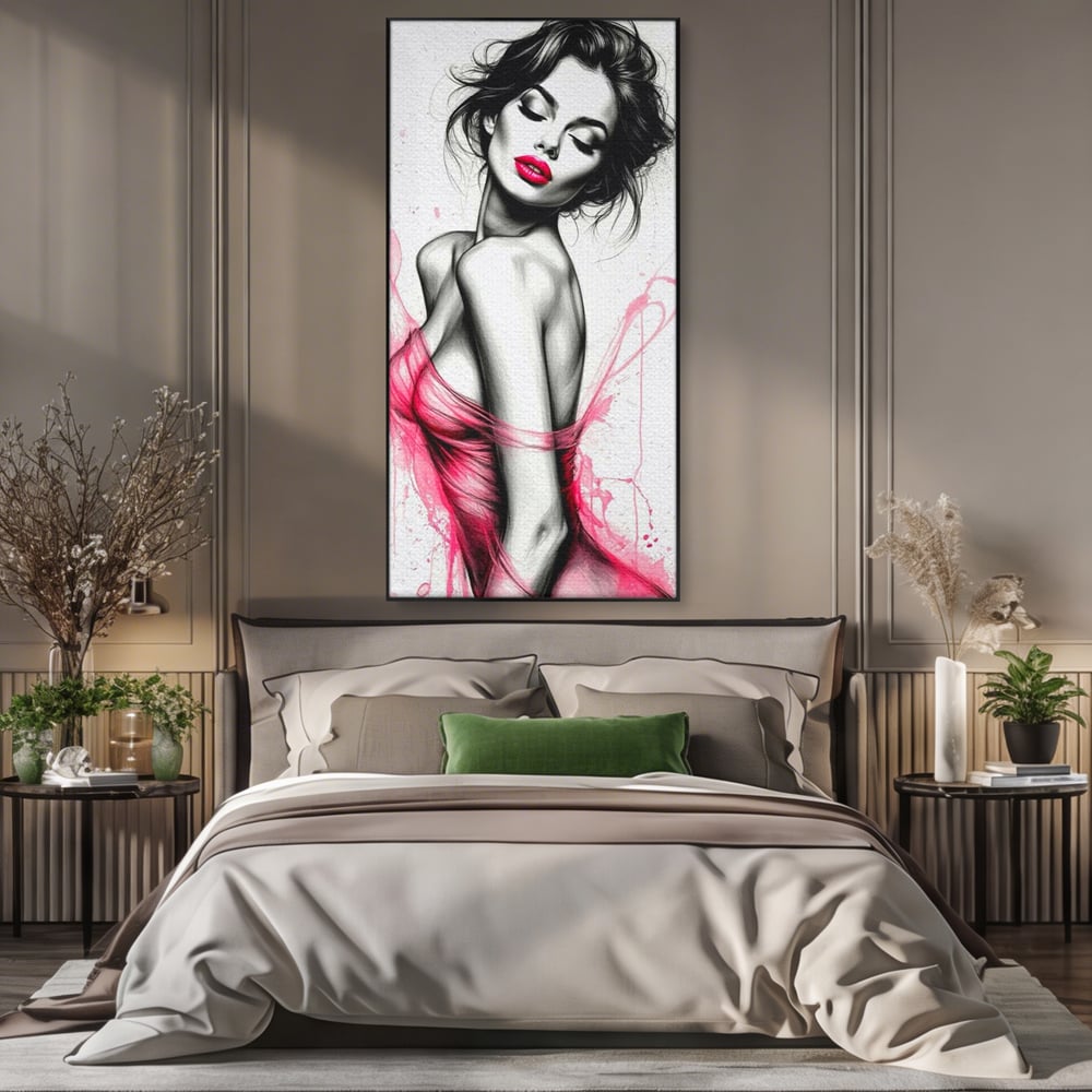 Tablou canvas cu portret schitat de femeie cu buze roz, in rama de aluminiu negru, pe perete intr-un dormitor